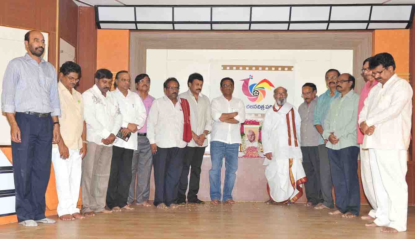 Chiranjeevi & Tollywood Condolences to Jaladi - Pictures | Picture 104375